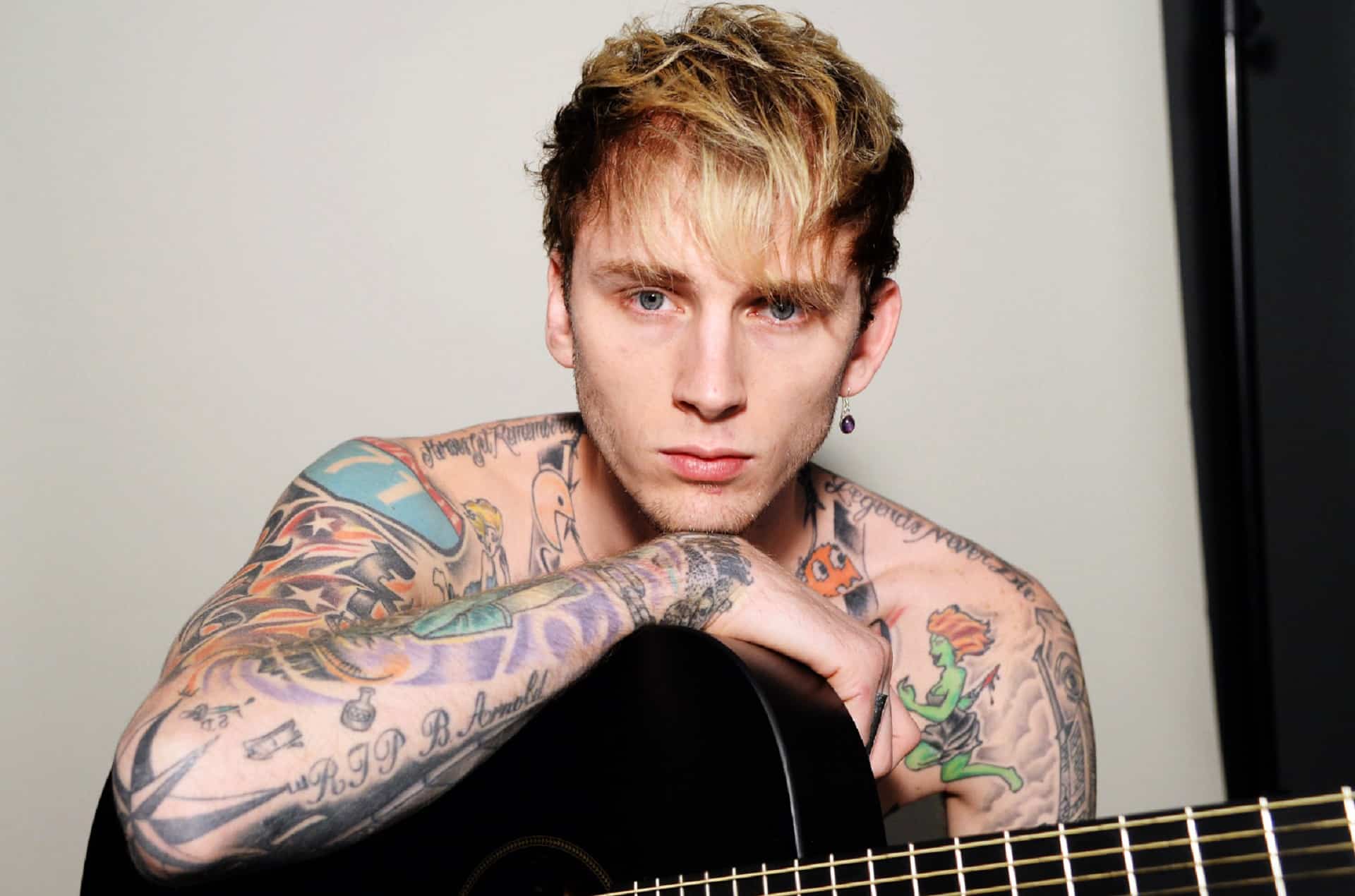 Machine Gun Kelly nel cast del film senza titolo di Judd Apatow e Pete Davidson