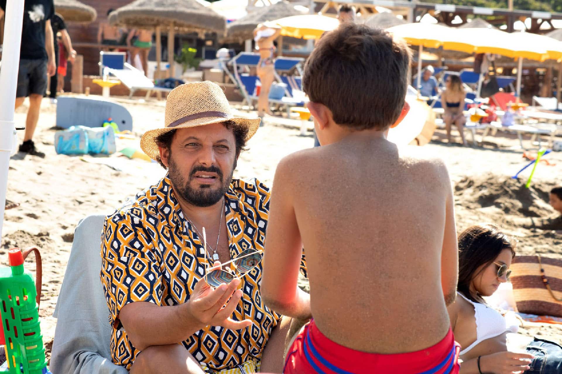 Tutta un’altra vita: la nuova clip del film con Enrico Brignano