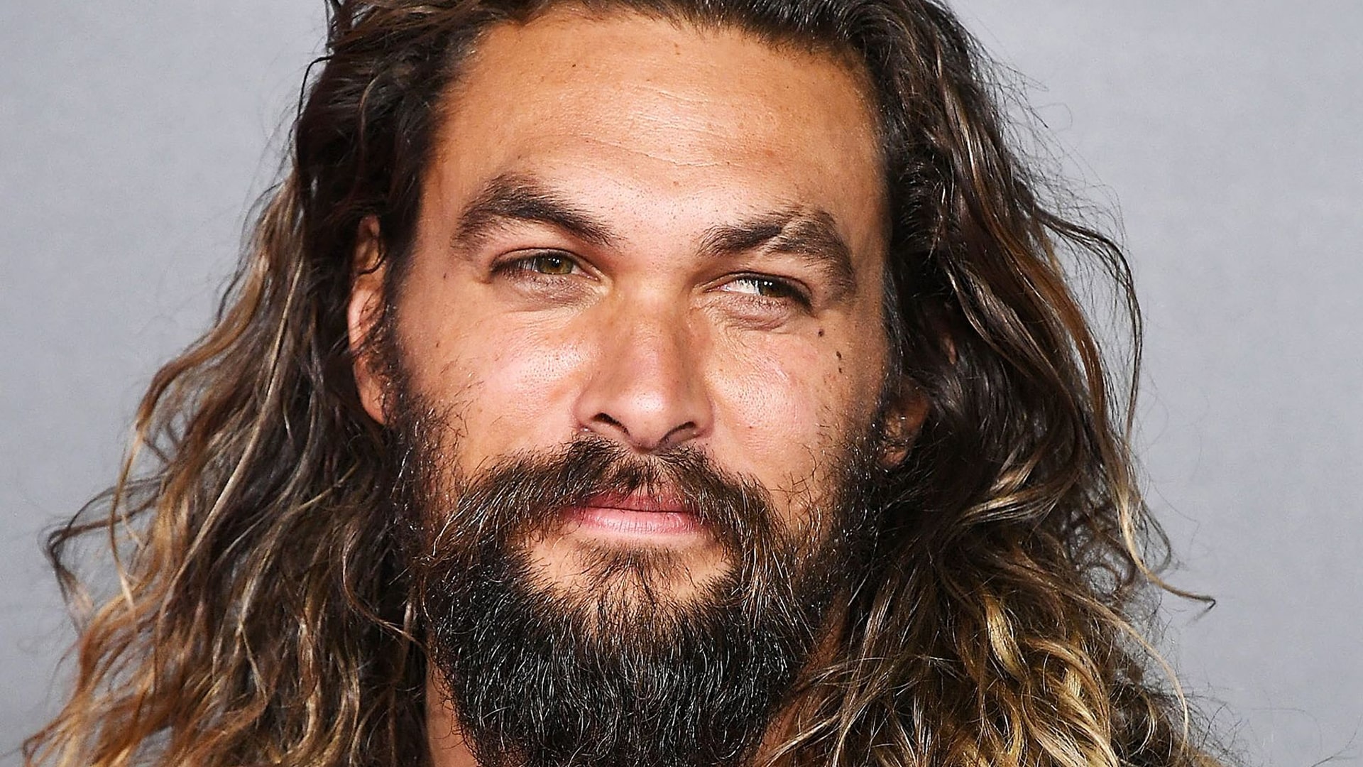 Avete mai visto i genitori di Jason Momoa? Ecco perché questa foto del padre ha sconvolto i fan