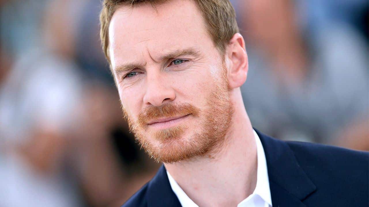 Michael Fassbender e quella volta che una celebre collega elogiò il suo pene: “sono disponibile per lavorarci in qualunque momento”