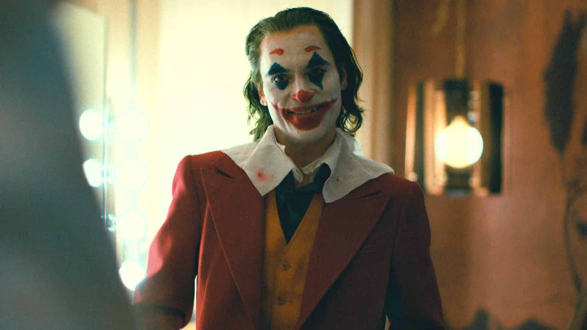 Joker – manifestanti indossano la maschera del principe pagliaccio del crimine