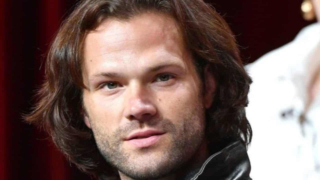 Supernatural: Jared Padalecki indossa una maglia con la sua foto segnaletica