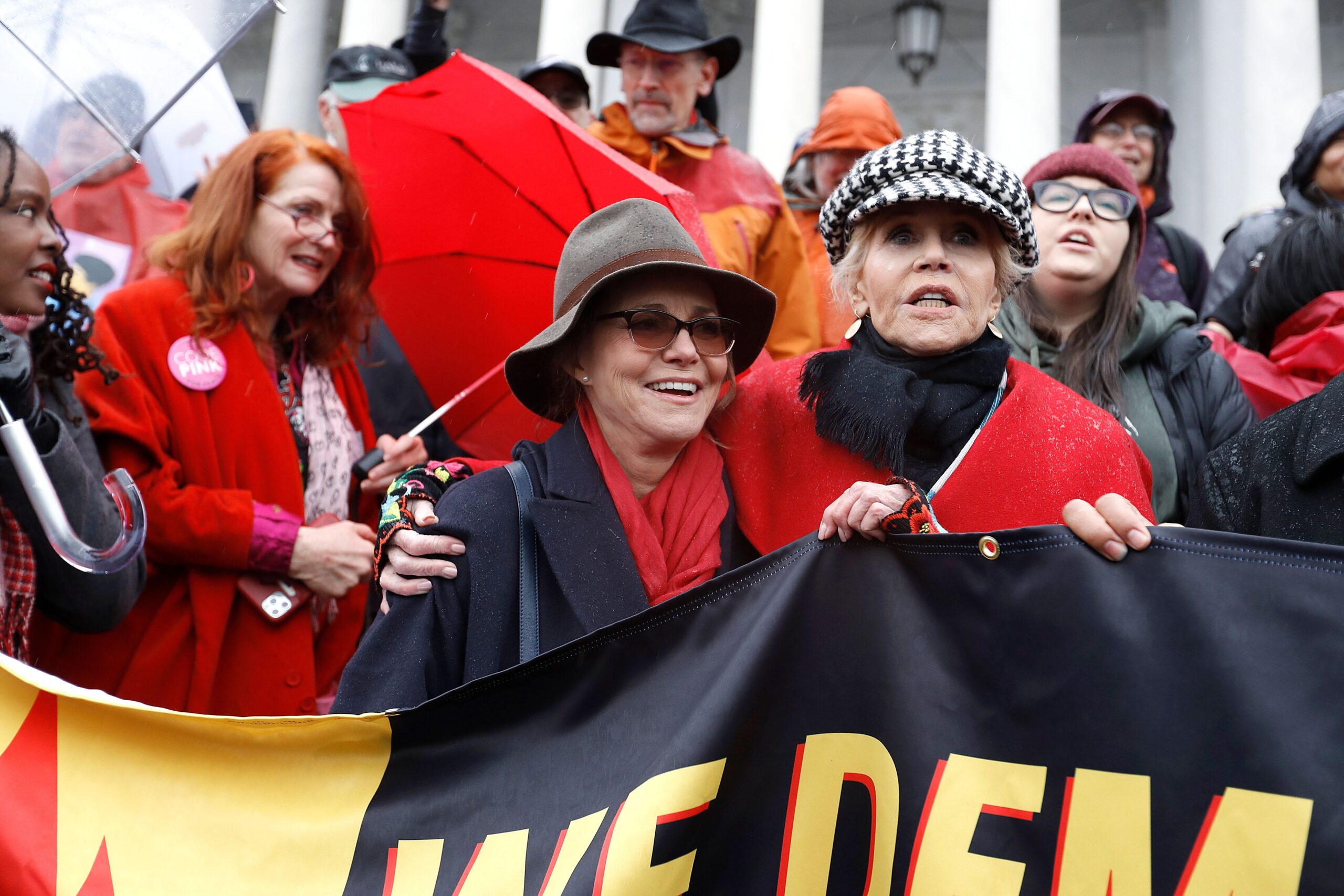 Sally Field arrestata durante una protesta sul cambiamento climatico