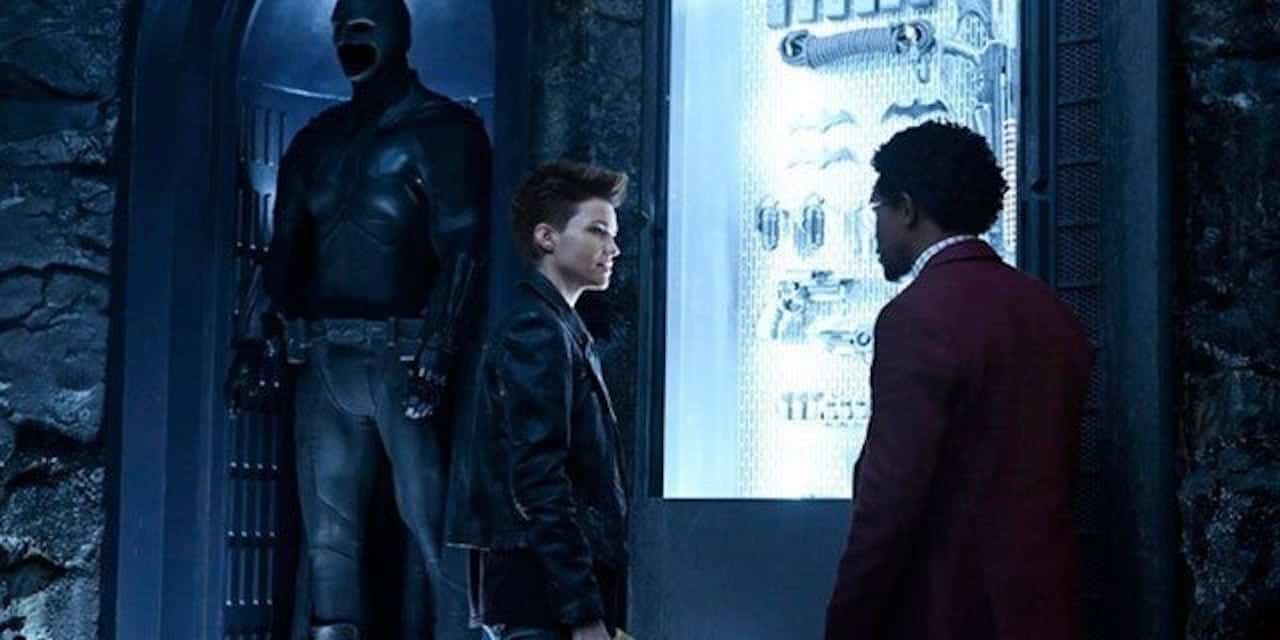 Batwoman: la serie rivela un primo concept art del costume di Batman
