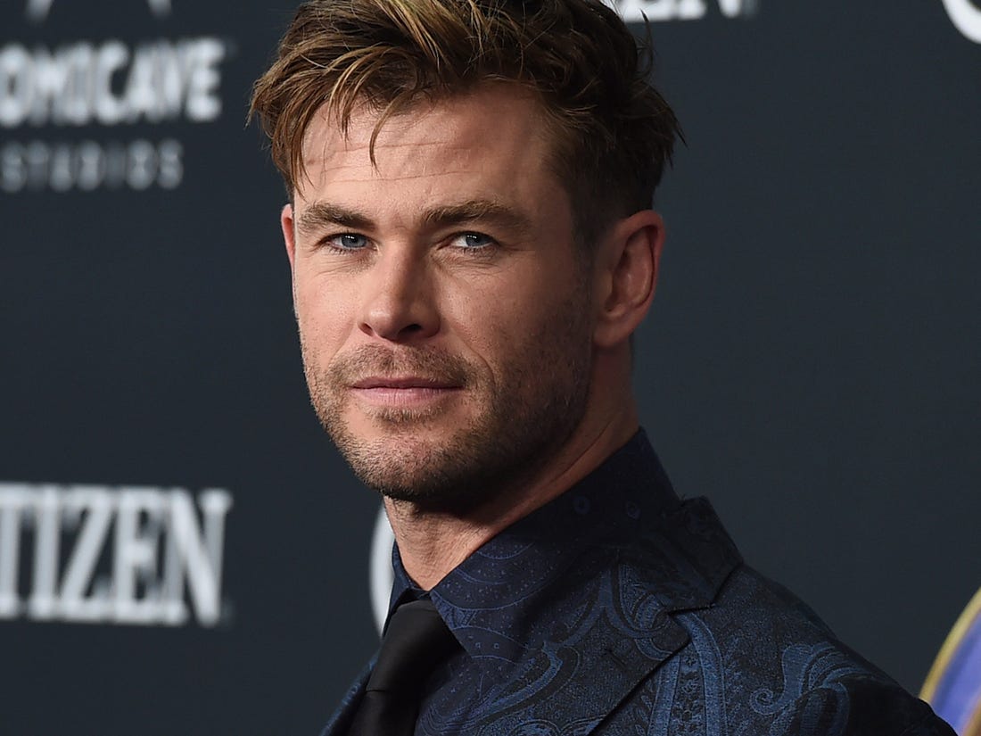 Chris Hemsworth è in campeggio tra canguri, wrestler e marshmallows arrostiti [FOTO]