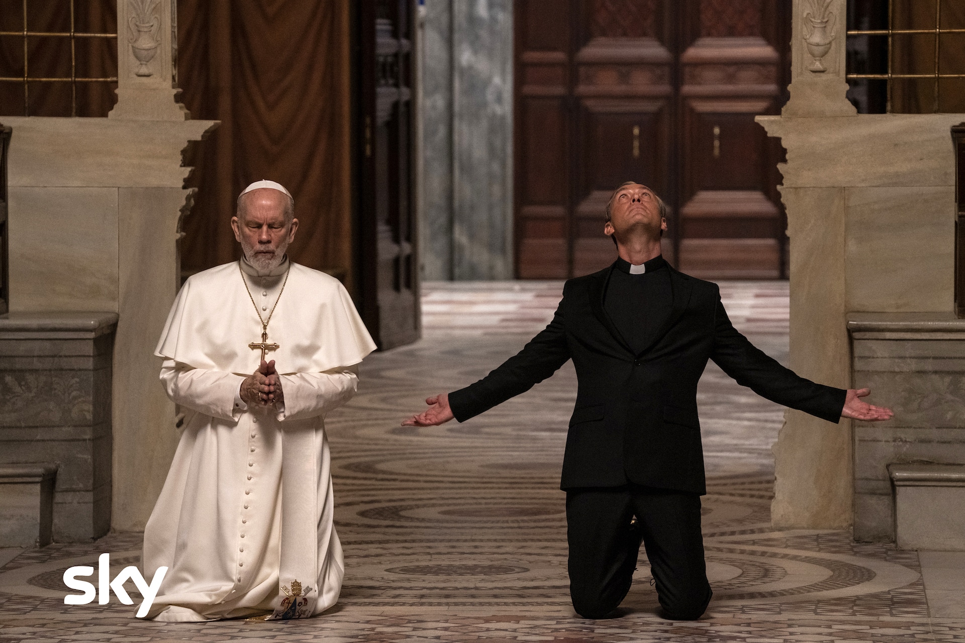 The New Pope - John Malkovich e Jude Law - cinematographe.it