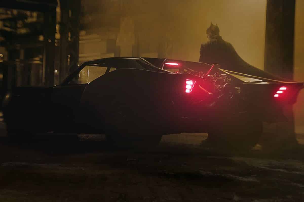 Batman: cosplayer guida la Batmobile per intimare la quarantena