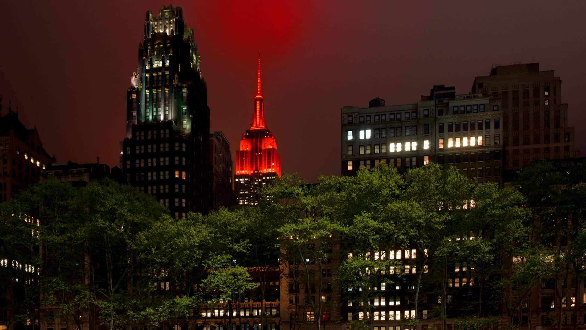 Coronavirus, la luce dell’Empire State Building ricorda l’Occhio di Sauron