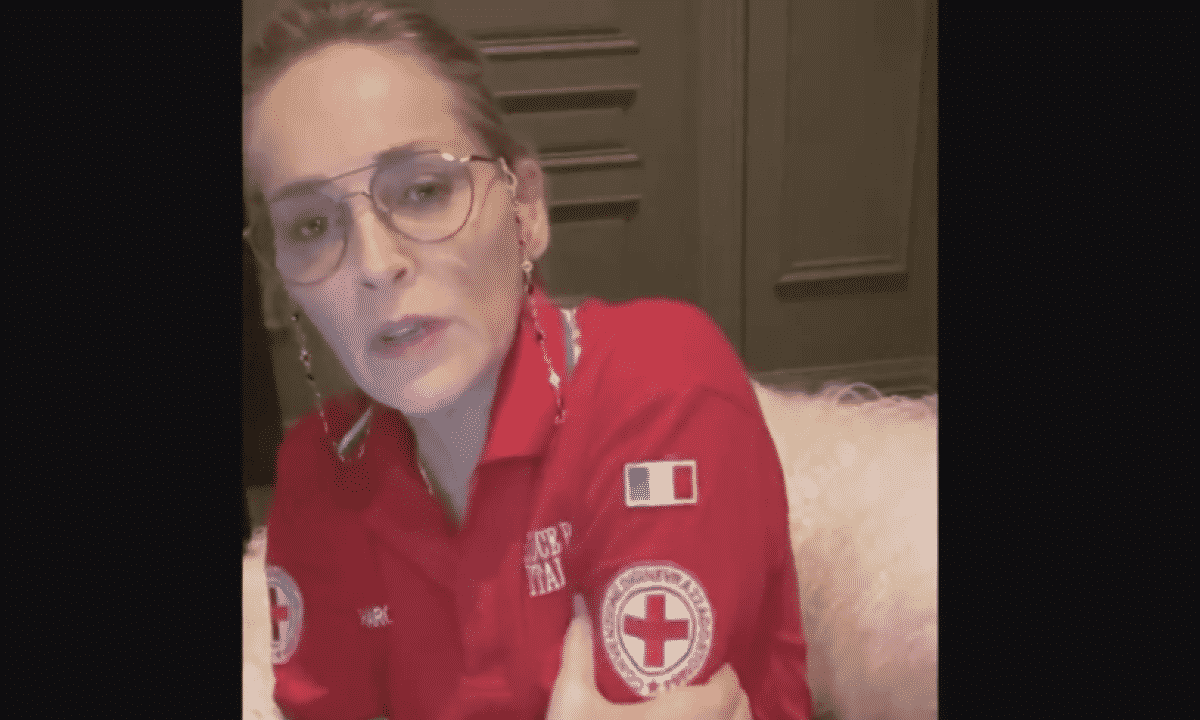 Sharon Stone: il video in cui ringrazia la Croce Rossa e indossa la divisa