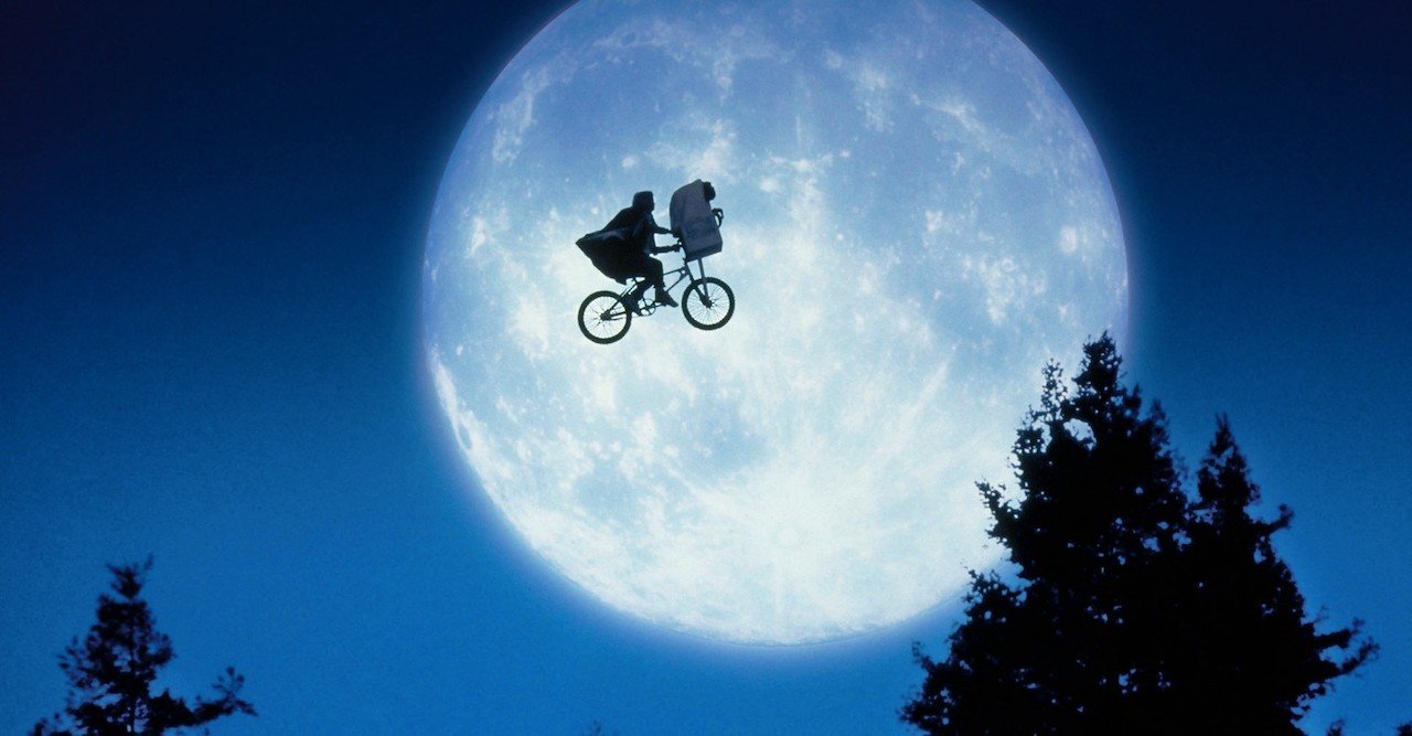 Steven Spielberg omaggia Allen Daviau, direttore della fotografia di E.T.