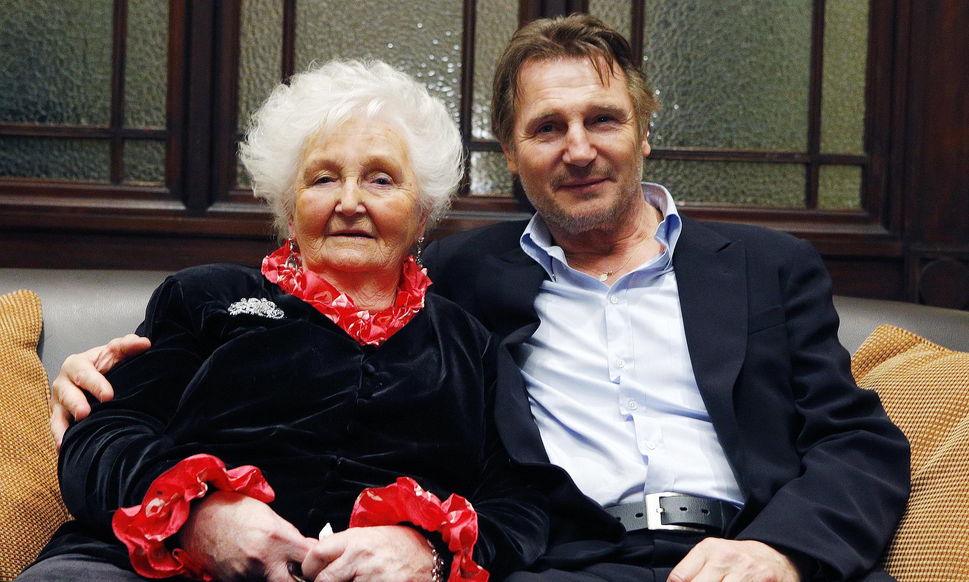 Liam Neeson dice addio alla mamma Kitty, morta a 94 anni