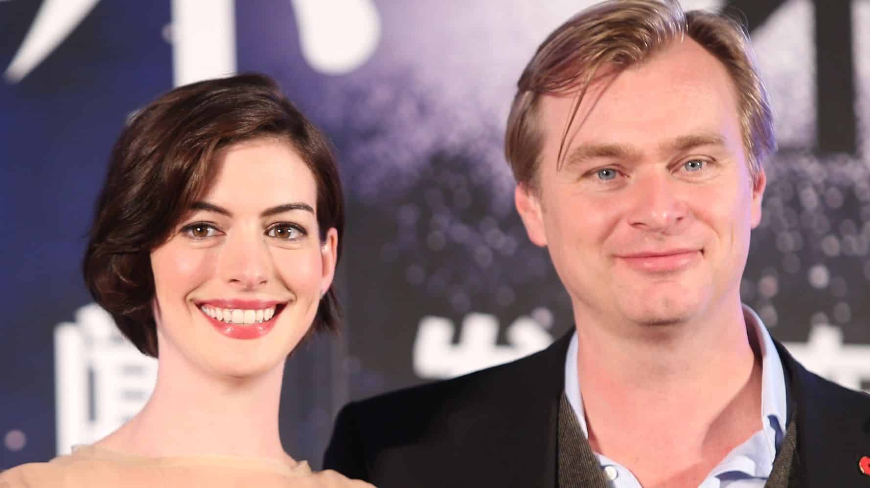 Anne Hathaway rivela: “Christopher Nolan non ammette sedie sul set!”