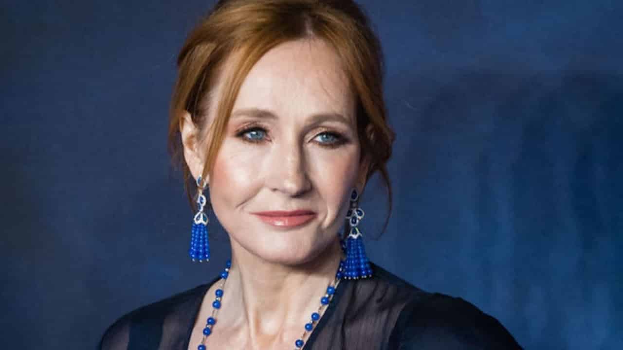 JK Rowling ancora nella bufera: “Terapia ormonale per giovani Gay”