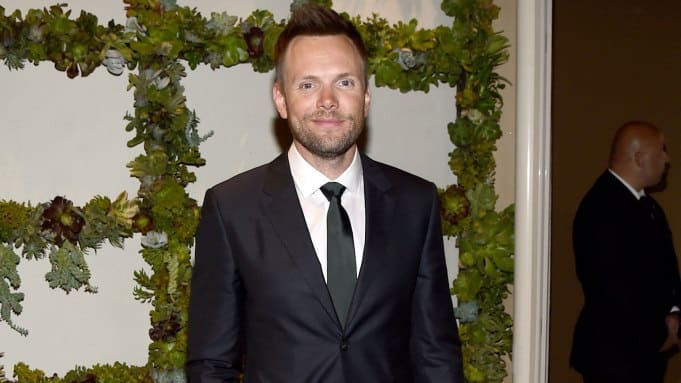 X-Files, Joel McHale: “Un gruppo di complottisti mi contattò dopo il revival”