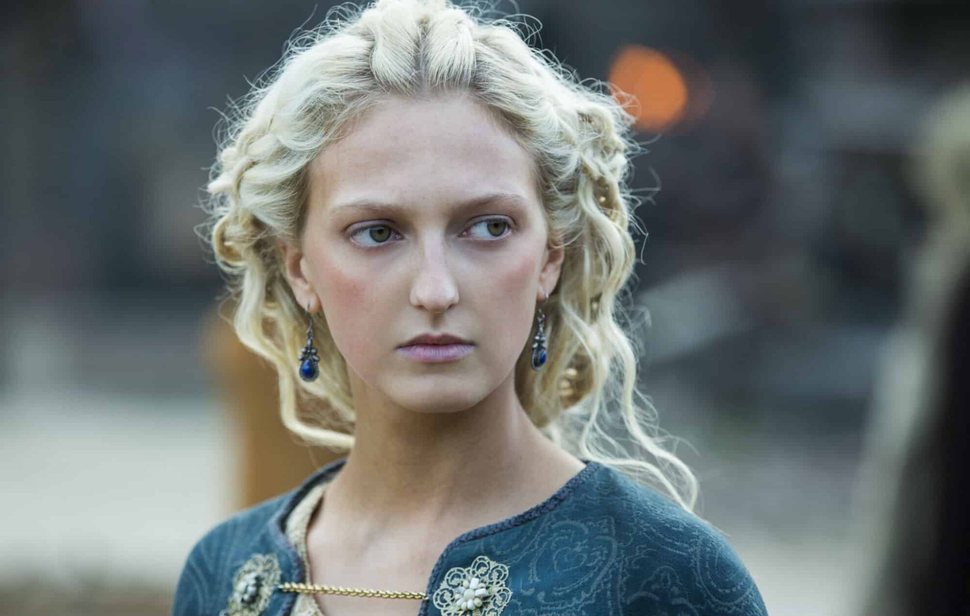 Georgia Hirst di Vikings protagonista della commedia interattiva Five Dates