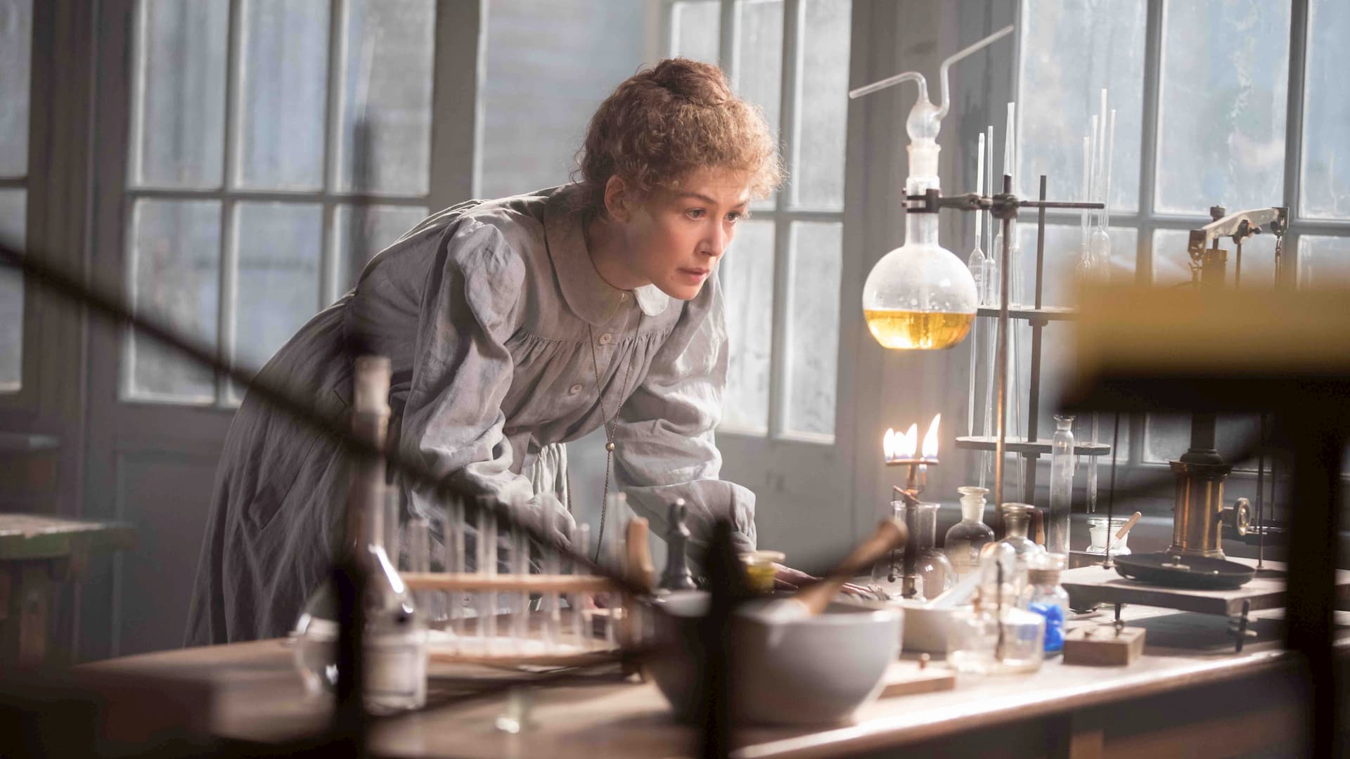 Radioactive: recensione del biopic su Marie Curie