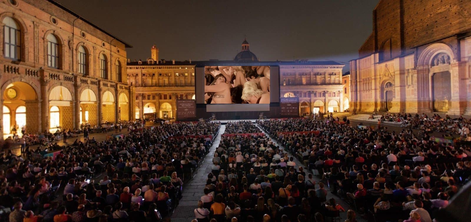 Bologna: film porno sul maxischermo in piazza Maggiore, denunciato ventiquattrenne