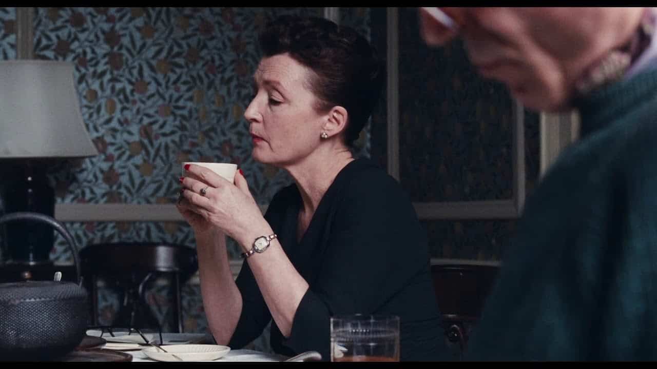 The Crown – Stagione 5: Lesley Manville sarà la principessa Margaret