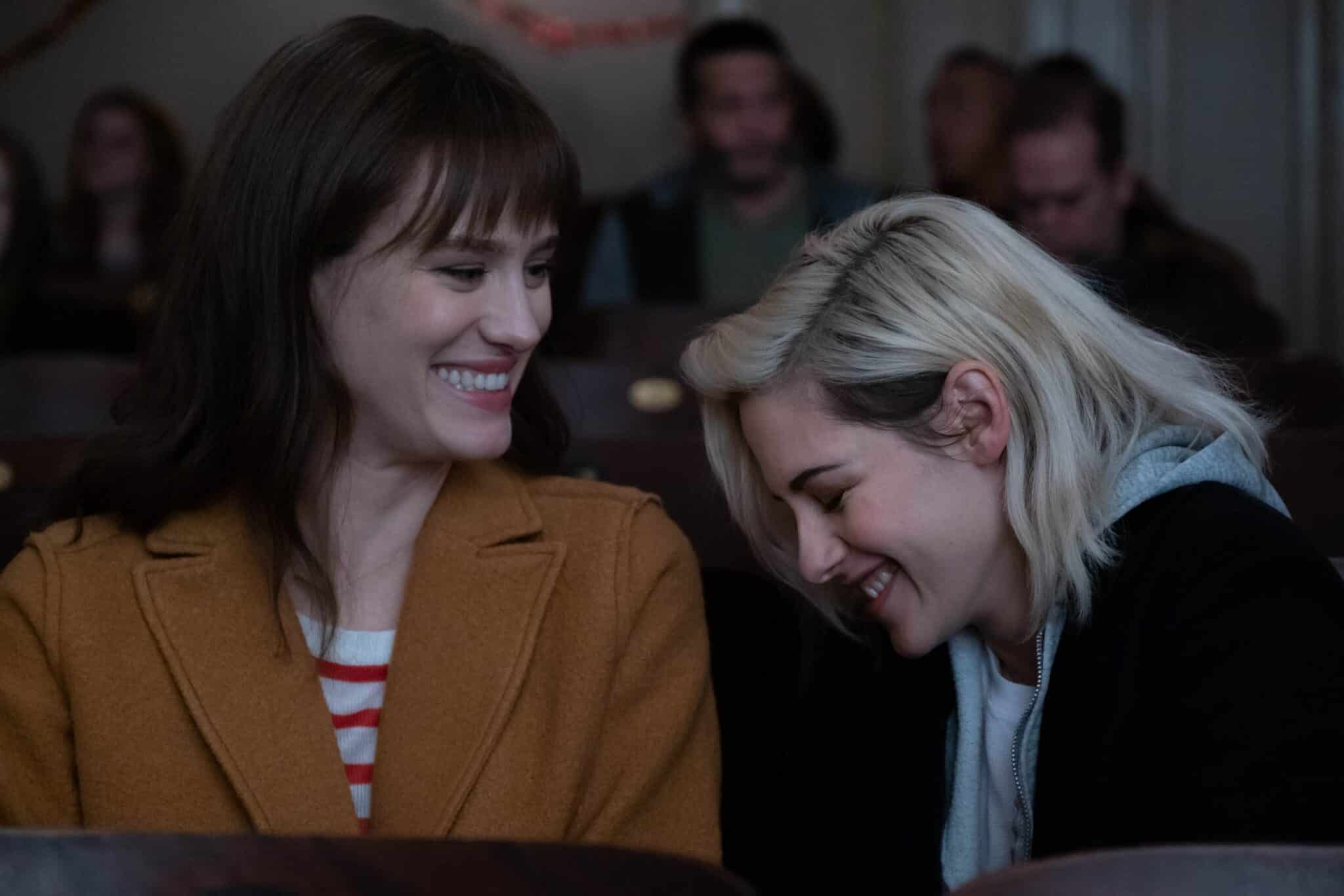 Happiest Season: Kristen Stewart e Mackenzie Davis nelle prime foto del film