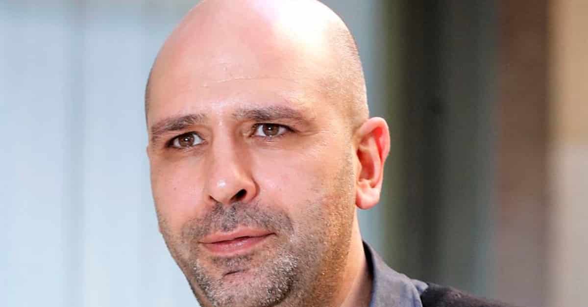 Avete mai visto i fratelli Zalone? La somiglianza con Checco è impressionante, ma non hanno solo questo in comune, un dettaglio non sfugge ai fan