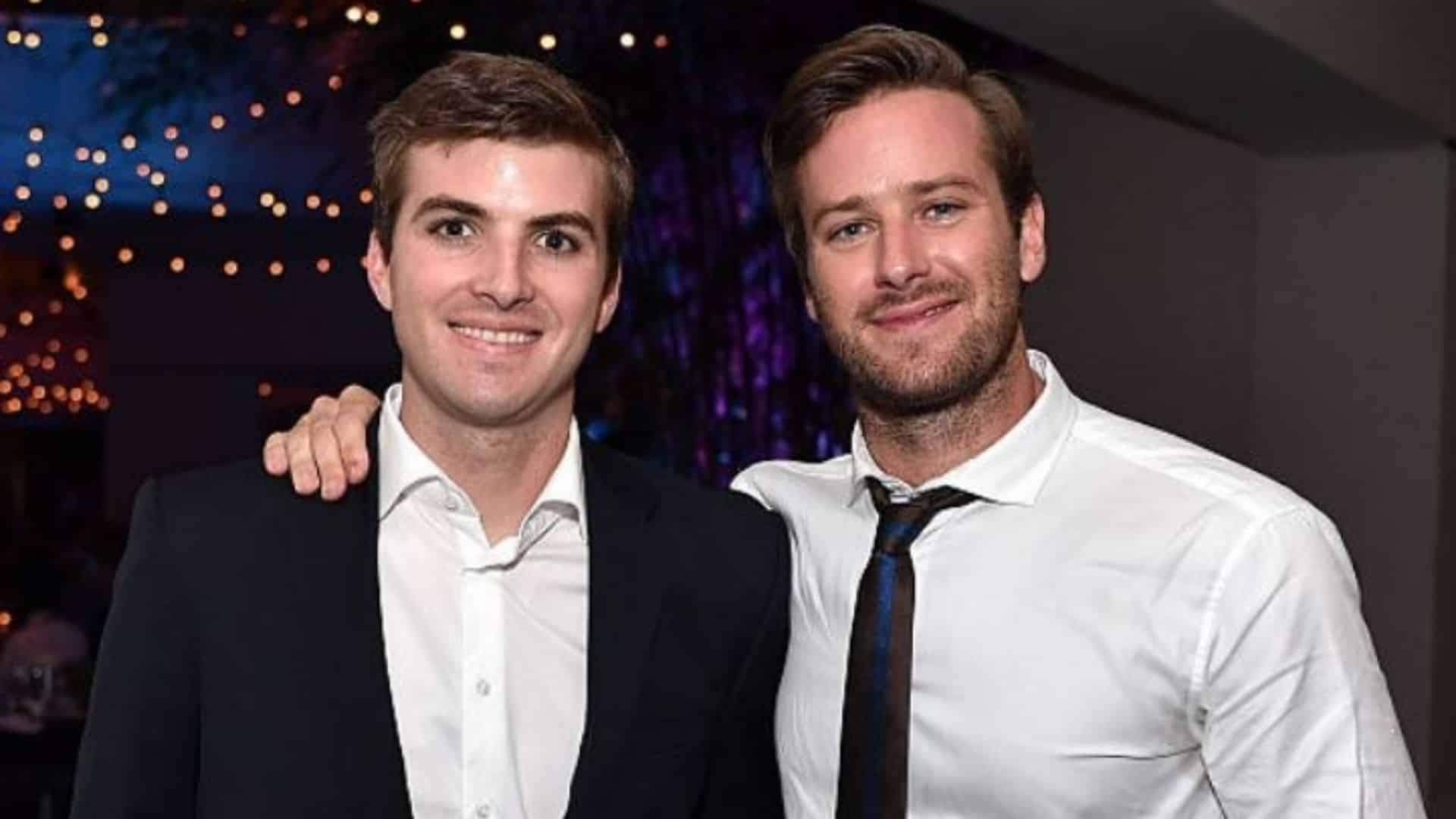 Avete mai visto il fratello gemelllo di Armie Hammer? Non sembra