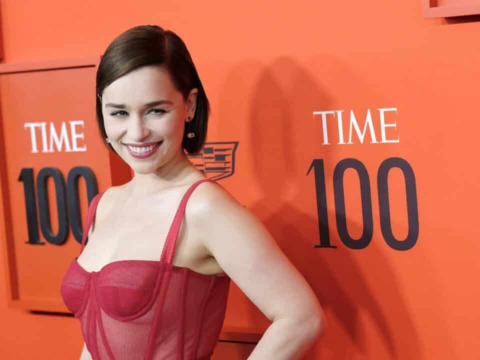 emilia clarke in posa per i fotografi