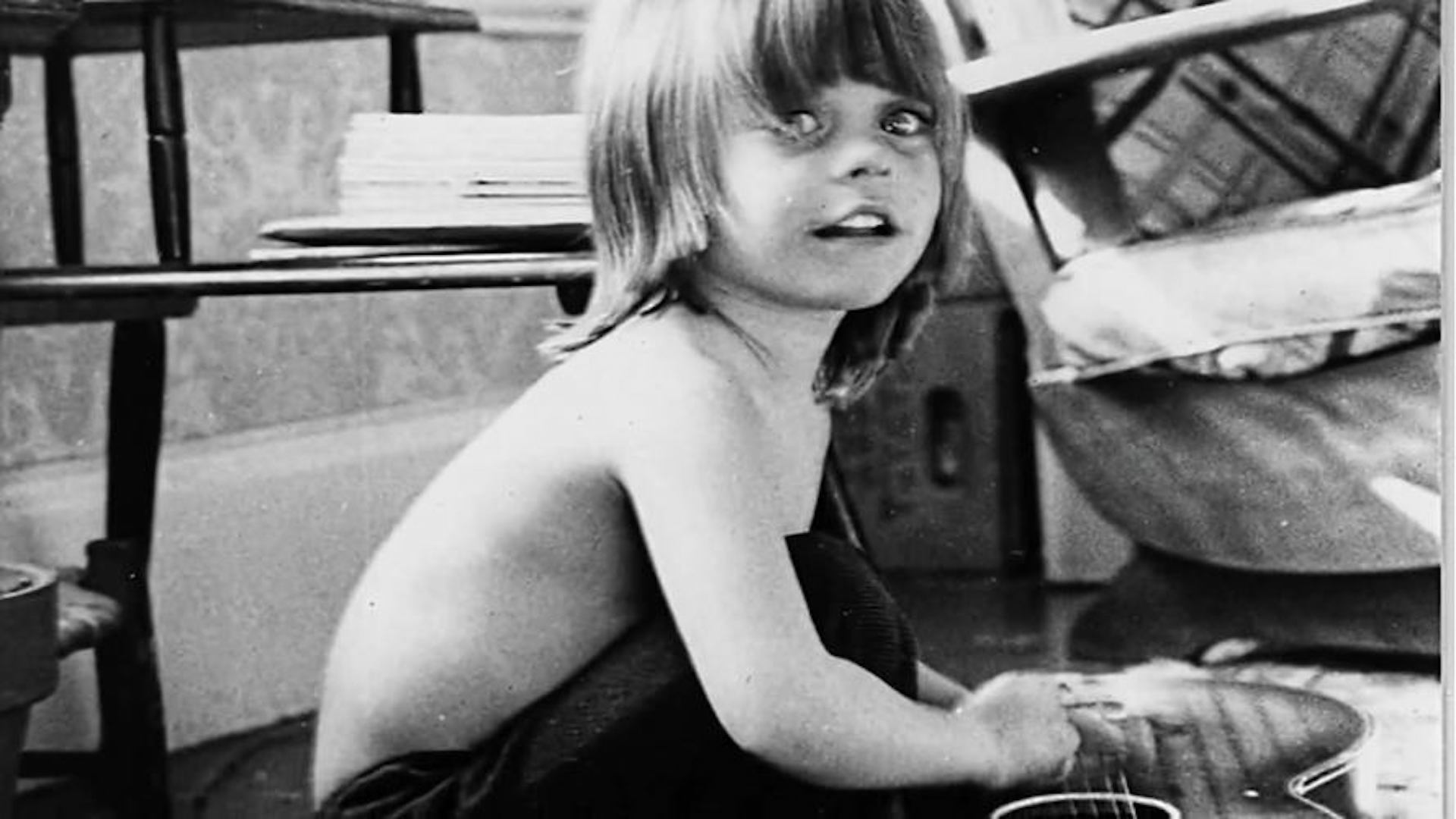 L’avete riconosciuto? Qui era solo un bambino, adesso ha 49 anni, un Oscar ed è uno degli attori più sexy di Hollywood