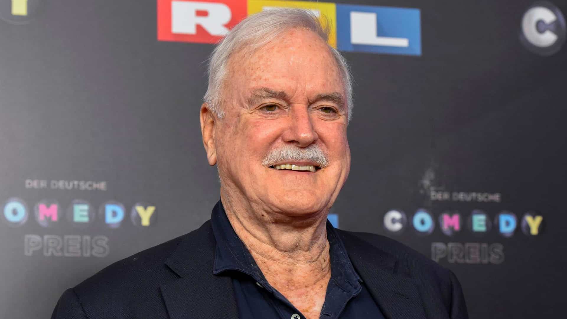 John Cleese tacciato di transfobia dopo aver difeso J. K. Rowling