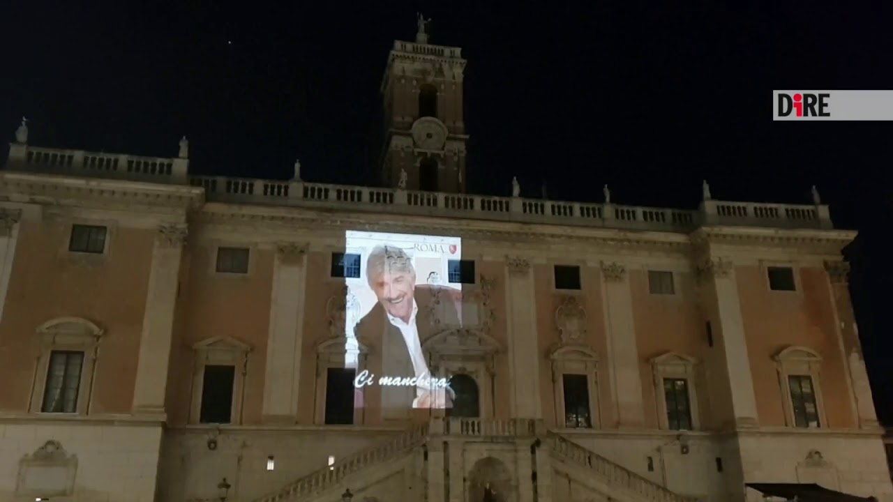 Gigi Proietti: Roma omaggia il suo Mandrake con un minuto di applausi