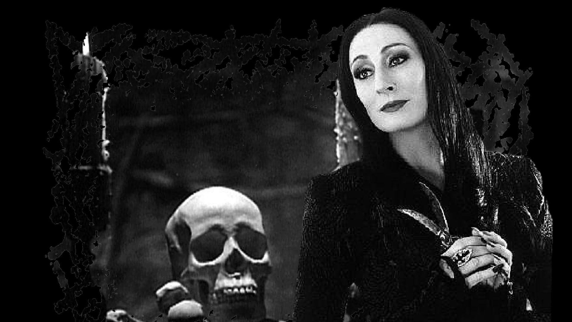 L’avete riconosciuta? Era la famosa Morticia della famiglia Addams, oggi ha 69 anni ed è stata al centro di uno scandalo