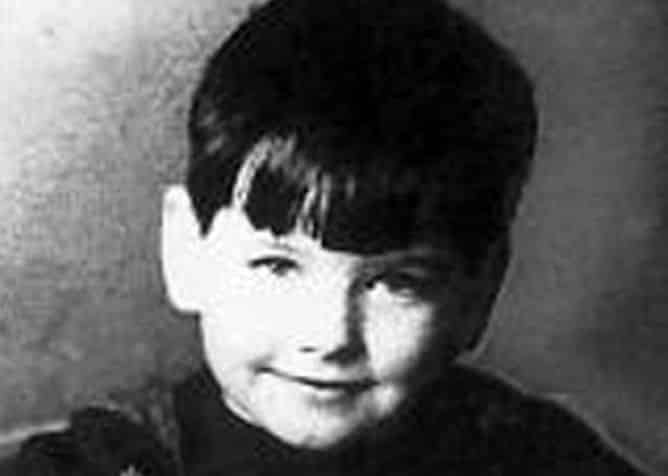 L’avete riconosciuto? Oggi ha 67 anni, si è ubriacato con Quentin Tarantino, beve solo Martini agitato non mescolato e per lui la morte può attendere