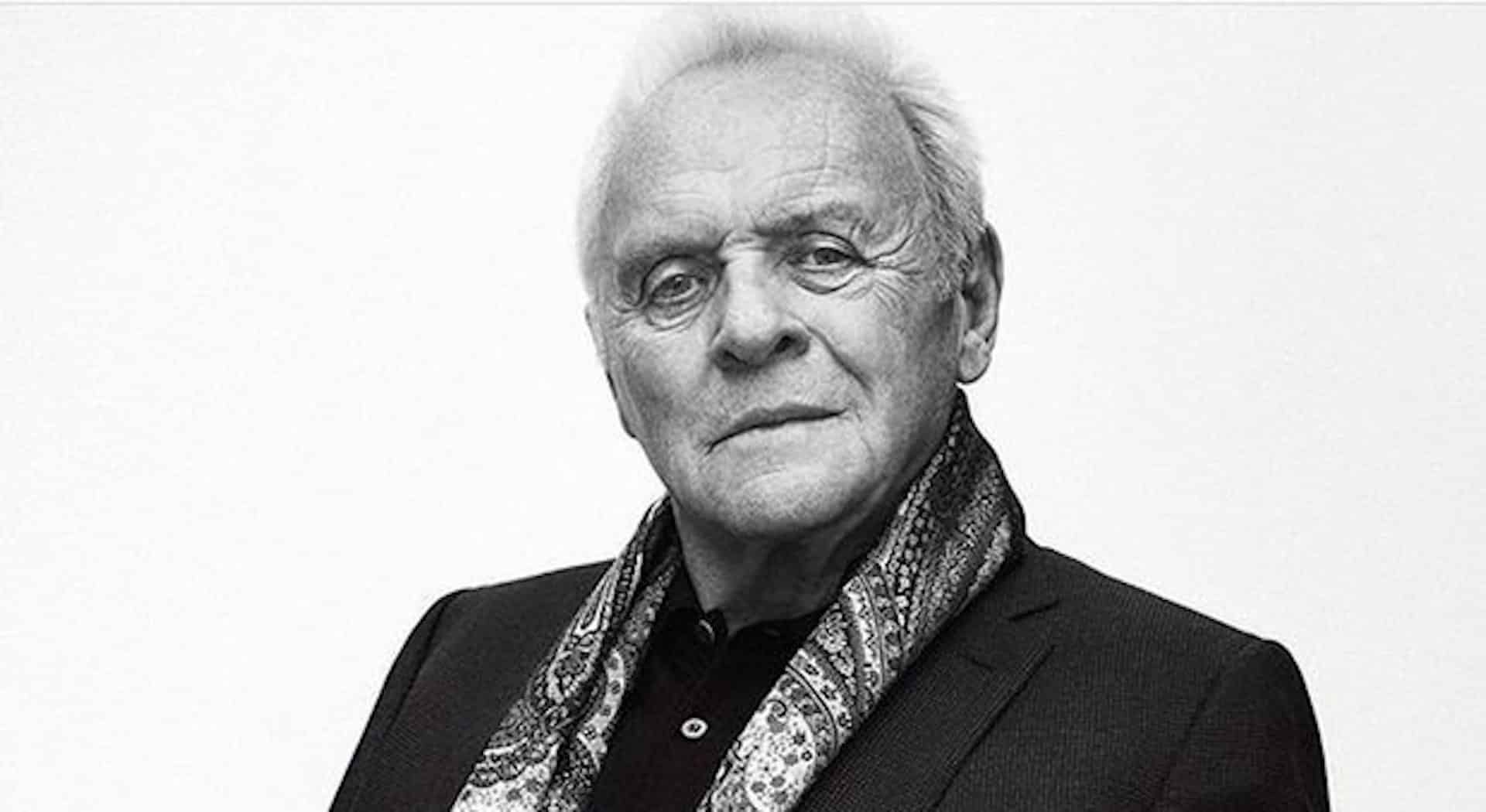 Anthony Hopkins innamorato pazzo dell’Italia: canta “Bella Ciao” e urla “Sono italiano!” [VIDEO]