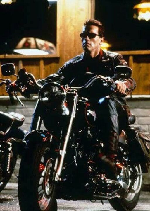 Arnold Schwarzenegger guida una Harley Davidson