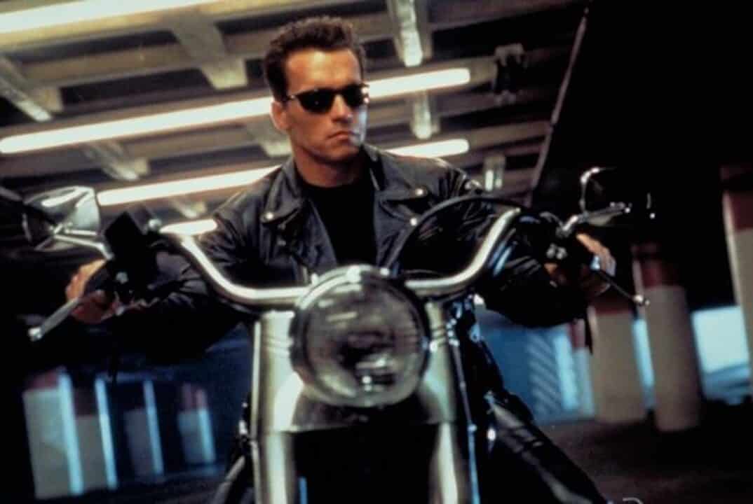 Schwarzenegger cavalca un'Harley Davidson