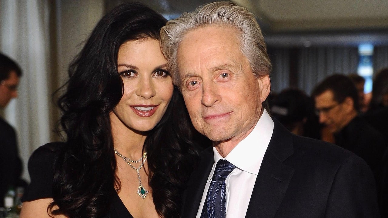 Michael Douglas: quasi 80 anni e ancora in splendida forma, eccolo sugli sci con la moglie Catherine Zeta-Jones!