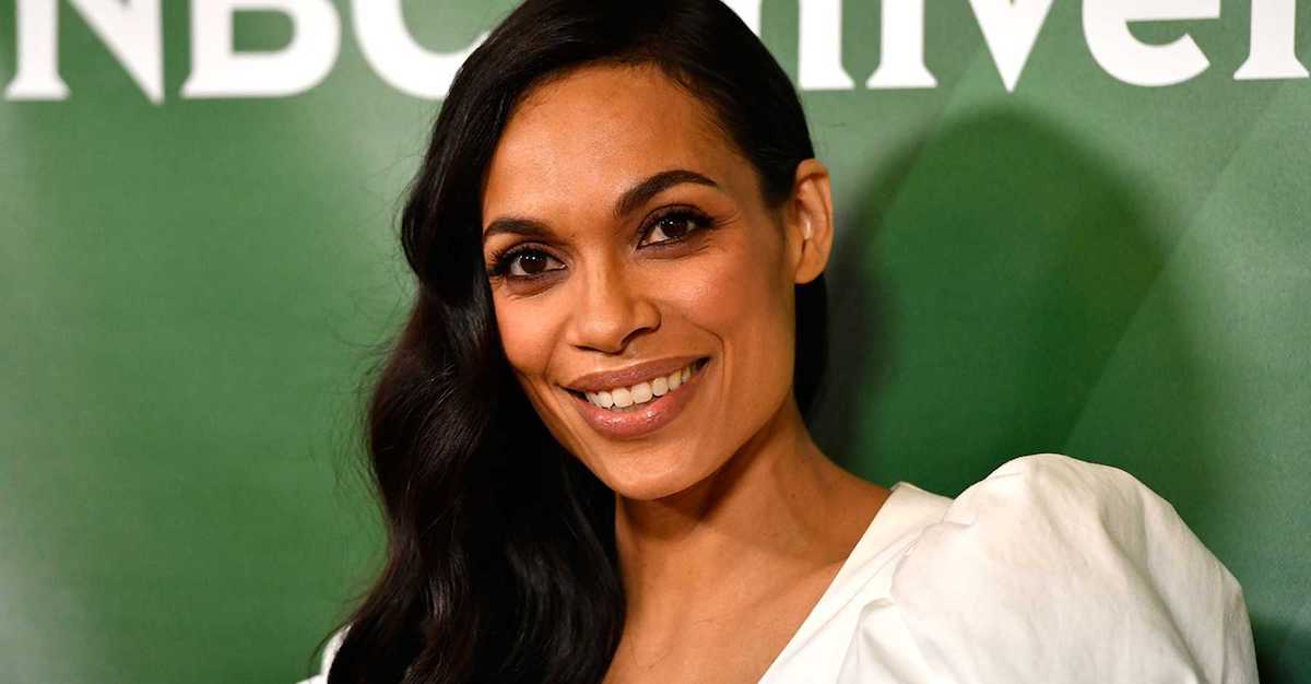 Rosario Dawson che sorride