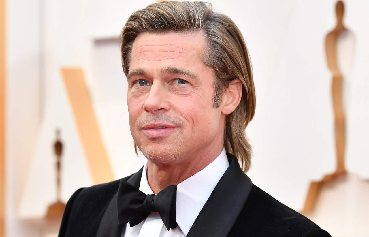Avete visto il nuovo look di Brad Pitt? Questo taglio di capelli lo rende più sexy che mai