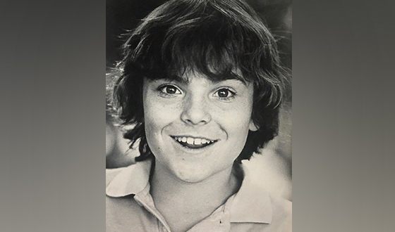 L’avete riconosciuto? È uno degli attori più divertenti di Hollywood! Oggi ha 51 anni, ma va ancora a scuola… di rock!