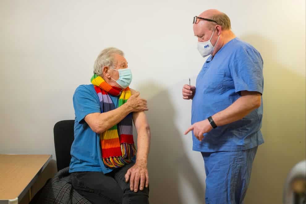 Ian McKellen ha ricevuto il vaccino anti COVID: “Mi sento molto fortunato”
