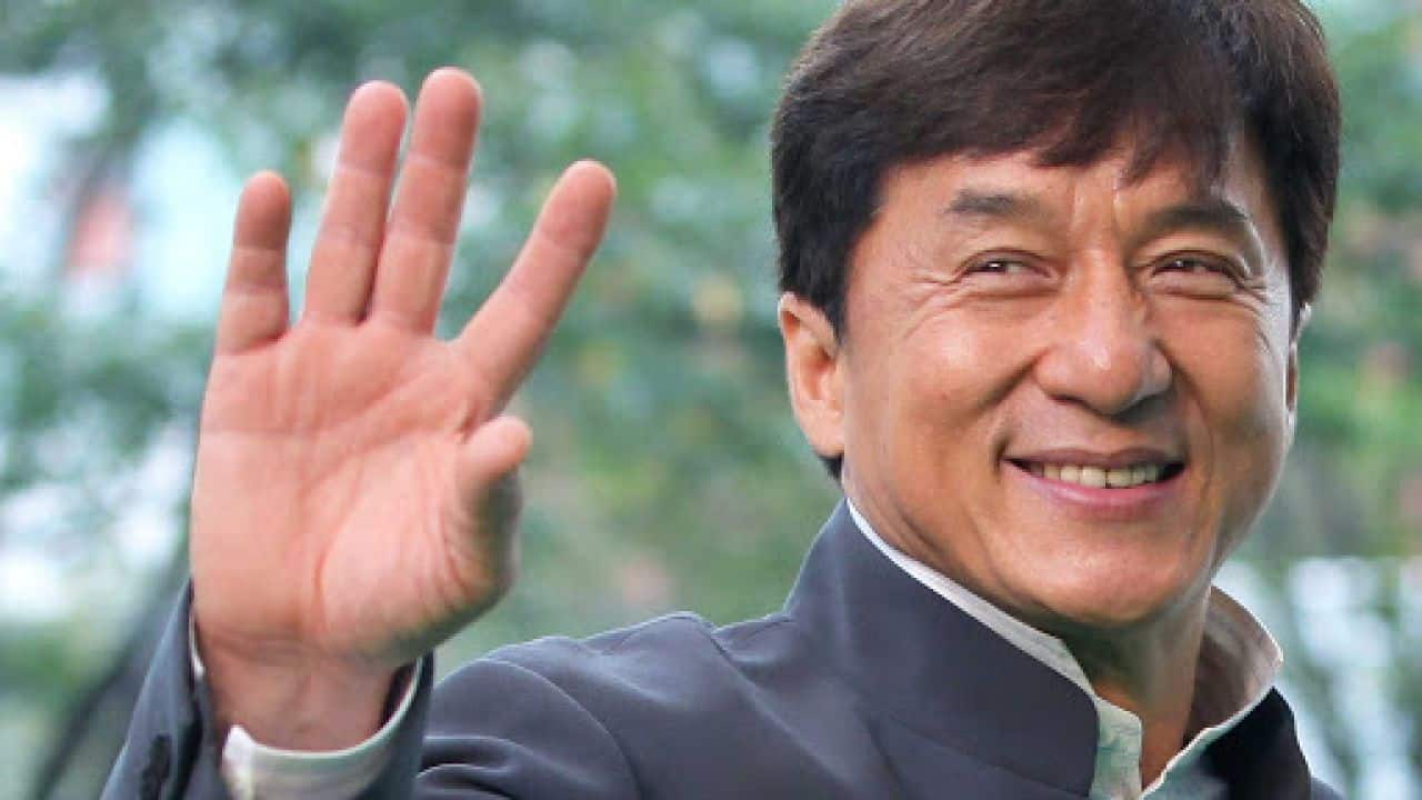 Jackie Chan alle Olimpiadi di Pechino 2022. La foto sulla Grande Muraglia Cinese