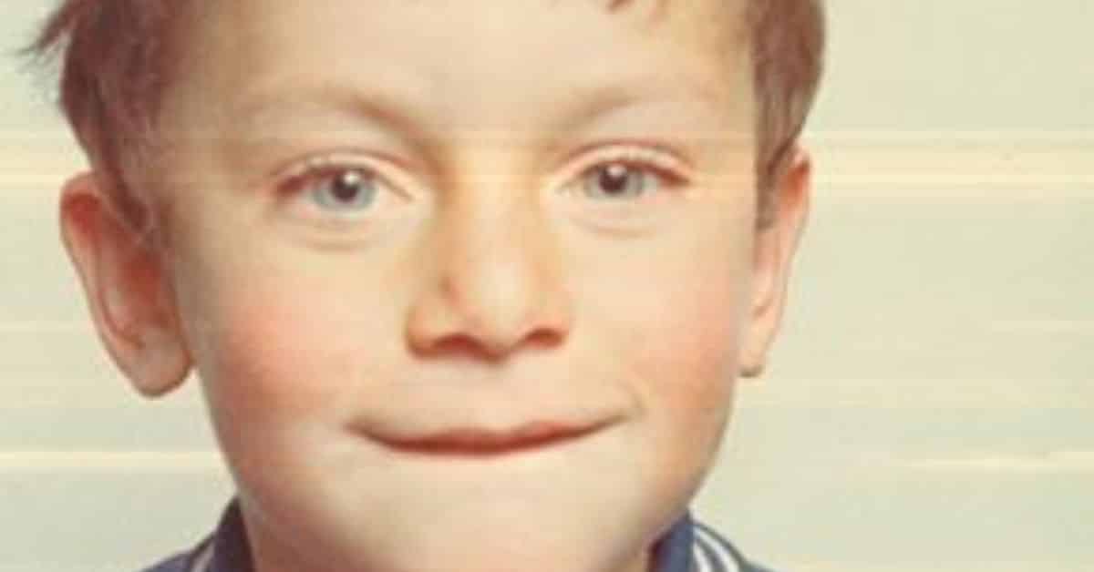 L’avete riconosciuto? Se non si fosse ubriacato quella volta non l’avremmo visto in Harry Potter. Oggi ha 57 anni, ha derubato suo figlio ed è un vero nerd