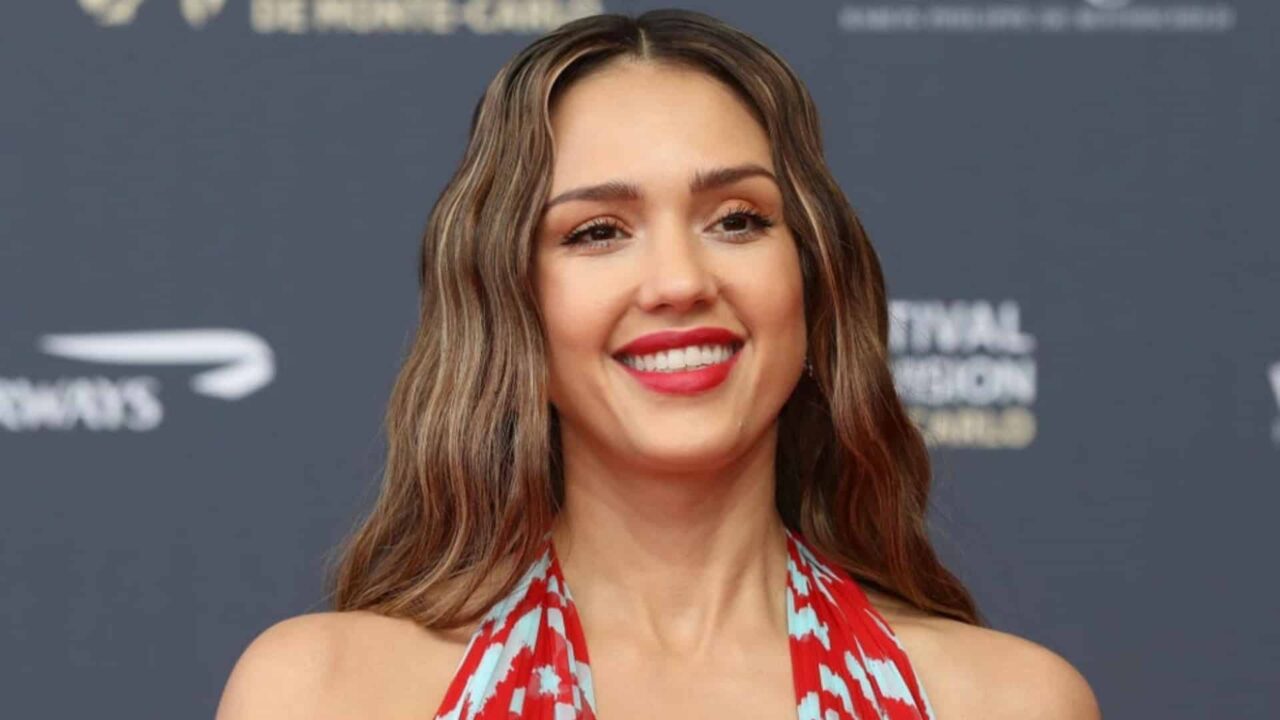 Jessica Alba radiosa in vacanza in Italia! Ecco l’attrice negli angoli della Sicilia che l’hanno incantata [FOTO]