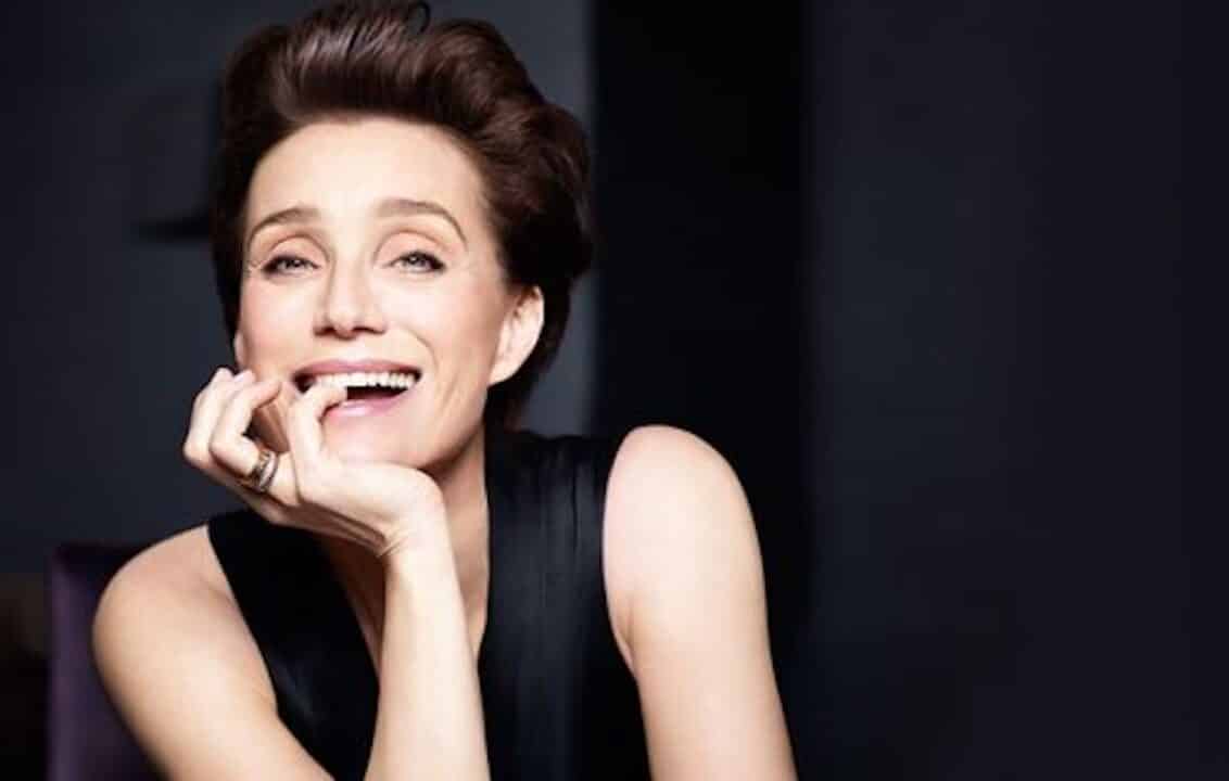 Kristin Scott Thomas ammicca al fotografo