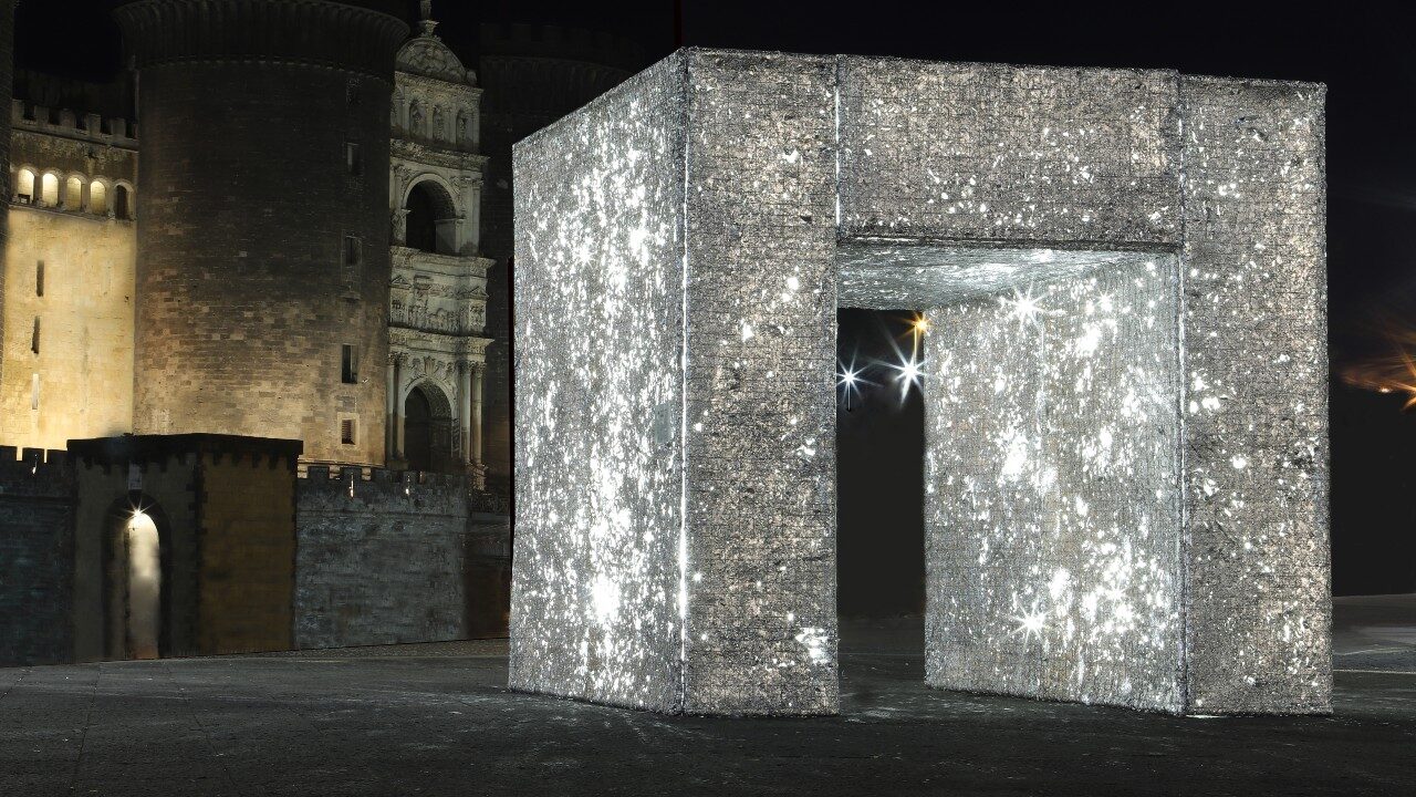 L'opera Triunphus di Annalaura di Luggo in piazza Municipio a Napoli