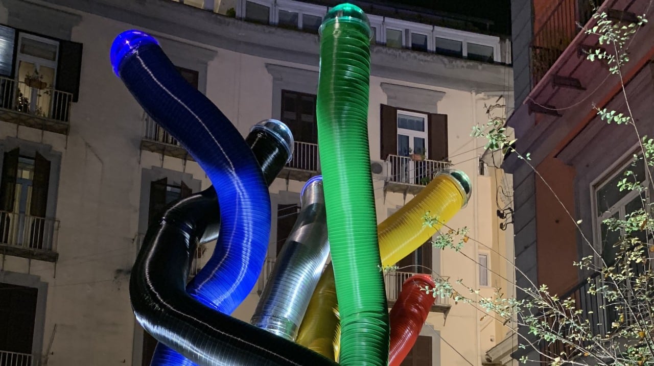 L'opera Harmonia di Annalaura di Luggo in piazza dei Martiri a Napoli