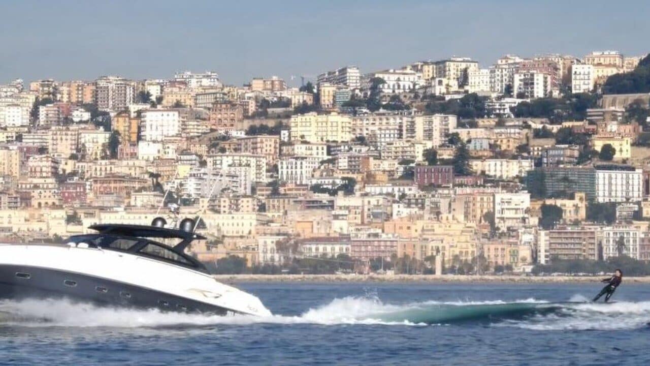 Annalaura di Luggo nella scena dello sci nautico in Napoli Eden