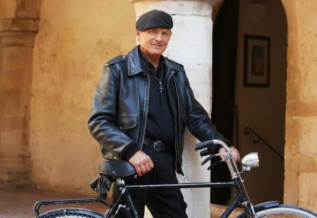 Terence Hill interpreta Don Matteo