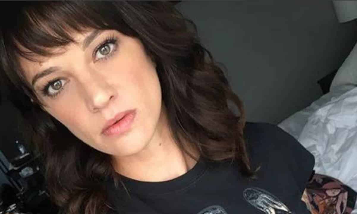 Asia Argento accusa di stupro un famoso regista: “Mi svegliai nuda nel suo letto”