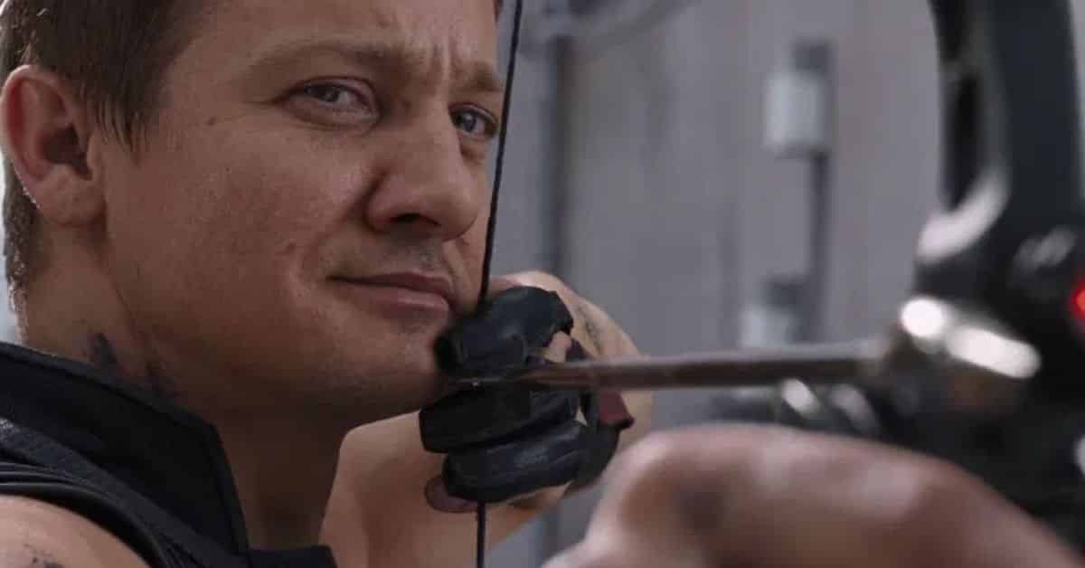 Jeremy Renner “ruba” un costume di Halloween per soprendere sua figlia