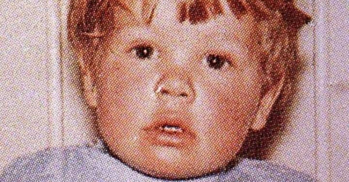 L’avete riconosciuto? È padre di un figlio assassinato e marito di una moglie uccisa, tifa Roma e ama Bud Spencer e Terence Hill
